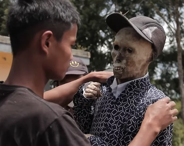 Muitas pessoas tiram fotos ao lado dos falecidos e os levam para passear pela vila. 
