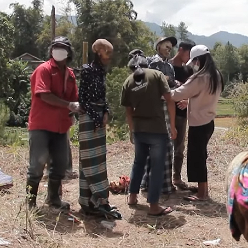 Até que todos os rituais de enterro sejam concluídos, muitas famílias conversam normalmente com os falecidos como se eles ainda estivessem vivos.