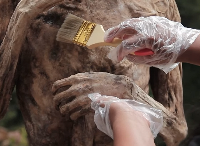 Nesse caso, o corpo é preservado com formol e vestido com as roupas prediletas do falecido.