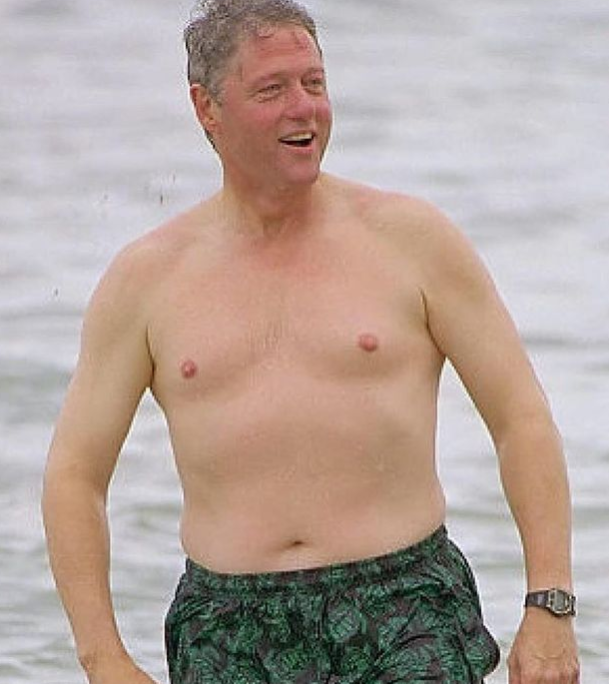 Bill Clinton - Político, ex-presidente dos Estados Unidos, passou a abrir mão de carnes, ovos e laticínios por causa de problemas cardíacos. Ele chegou a fazer cirurgias. Sentiu-se melhor como vegano e disse que, assim, espera viver mais tempo. 