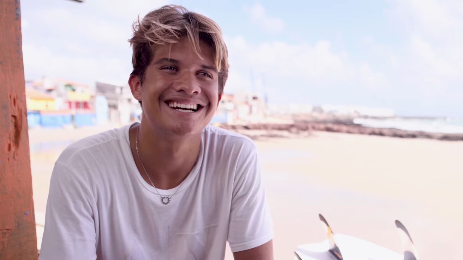 Pedro Ryan compete profissionalmente no surfe.