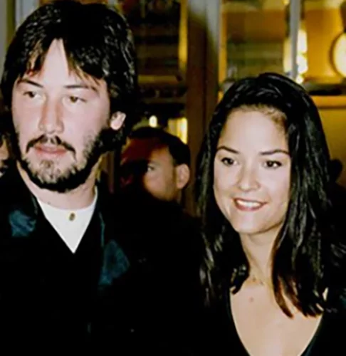  Outro drama de Keanu foi a doença da irmã Kim. Ela teve leucemia e quase morreu. Sensibilizado, ele criou uma fundação para financiar pesquisas sobre câncer e auxiliar pessoas doentes. 