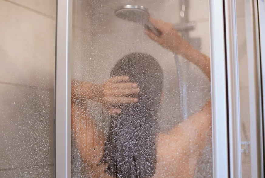 A dermatite seborreica acontece por causa da alta oleosidade no couro cabeludo. E temperaturas elevadas intensificam esse problema. Prefira água morna ou fria. 