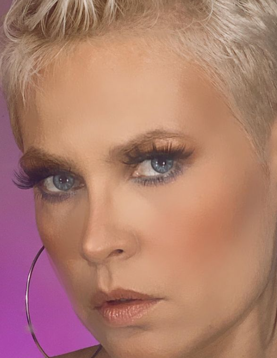 Cintia Lopes é sósia de Xuxa e tem o instagram Xintia Lopes com X por causa disso. 