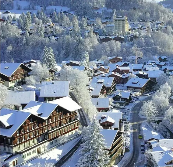 Membros de famílias reais, como a princesa Marie-Chantal, da Grécia, e a família Rockefeller, uma das mais ricas dos Estados Unidos, foram educados nesta escola. 