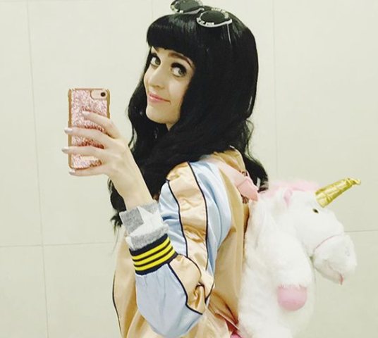 Francesca Brown, cantora e atriz britânica,  é sósia de Katy Perry 