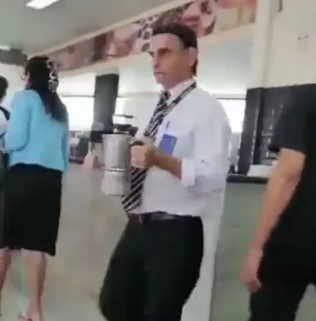 Fechamos a galeria com o caso curioso de um garçom do restaurante Alexandria, em Cândido Mota (SP), que bombou após a eleição de 2022 por se parecer com o então presidente Jair Bolsonaro. A imagem viralizou nas redes sociais. Mas ele não é sósia oficial. Só que os internautas não perderam a chance. 