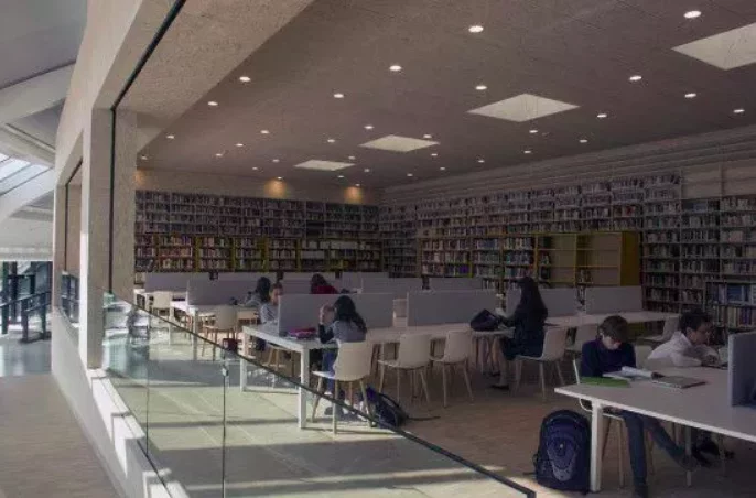 Fundado em 1880 por Paul-Émile Carnal, o internato La Rosey oferece uma educação “trilíngue”, na qual os alunos podem escolher até três idiomas para estudar, além de participar de diversas atividades artísticas, culturais, tecnológicas e esportivas. 