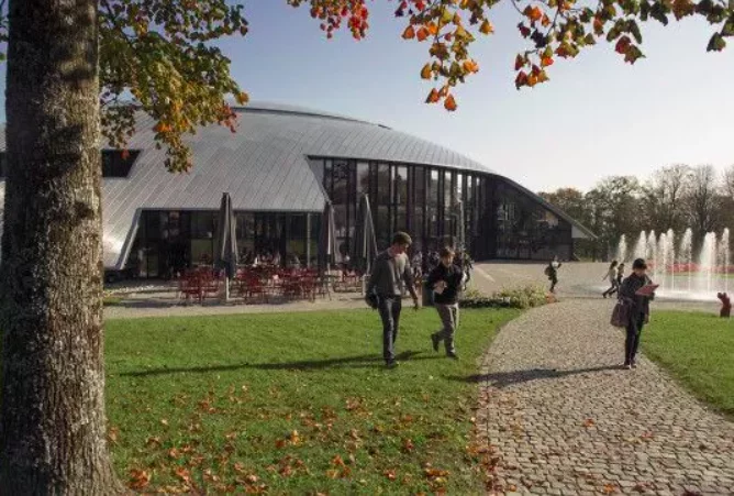 Filhos da cantora Diana Ross e da atriz Elizabeth Taylor também fazem parte da seleta lista de ex-alunos da Le Rosey.