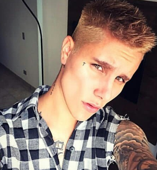 Marcelly Riekman, influenciador digital e cantor paulista, é sósia de Justin Bieber