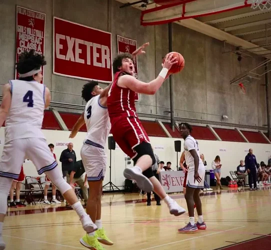 A escola proporciona atividades extracurriculares e tem no campus piscinas, quadras de basquete, centros de arte e música, além de 19 quadras de tênis. Para estudar lá, é preciso desembolsar US$ 65 mil por ano, cerca de 318 mil reais.