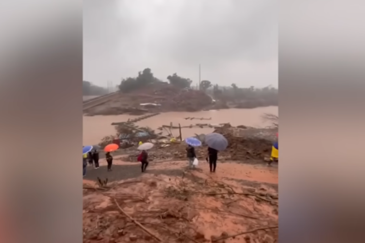 Passarelas construídas pelo exército são levadas pela correnteza no RS
