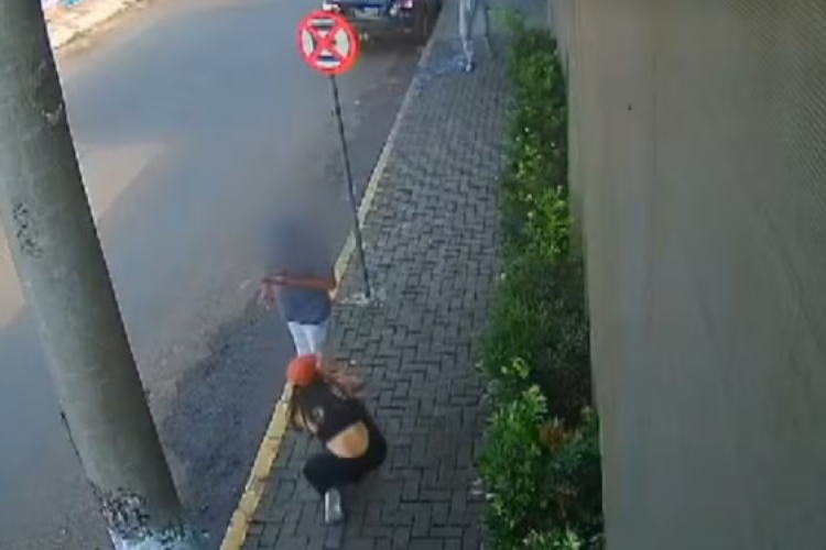 C&acirc;meras de seguran&ccedil;a registram o momento que a jovem pede ajuda ap&oacute;s ser atacada