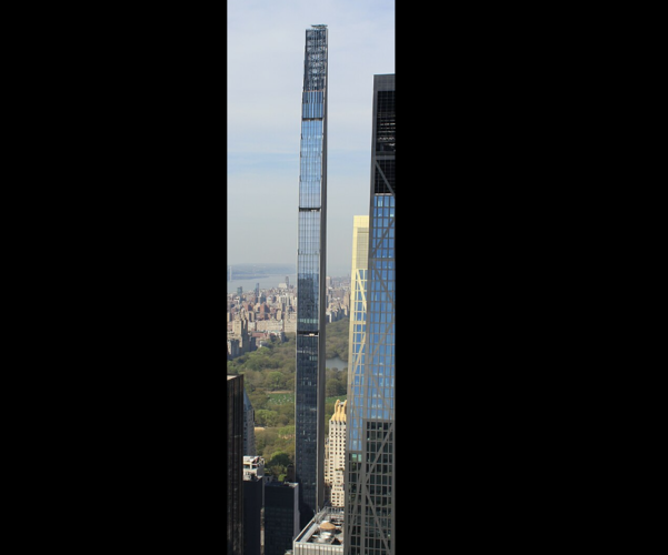 Nova York também ganhou o arranha-céu mais estreito do mundo. O Steinway Tower, em Manhattan, desenvolvido pelo JDS Development Group e Property, fica perto da Sexta Avenida. A torre de 435 metros e 84 andares, tem fachada de tijolo, calcário e terracota. E tem uma relação de altura-largura de 24:1.  