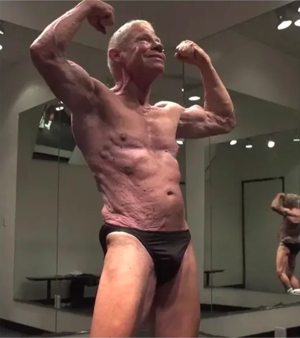 Em 2022, o idoso causou alvoroço ao posar nu para a revista Men’s Health.