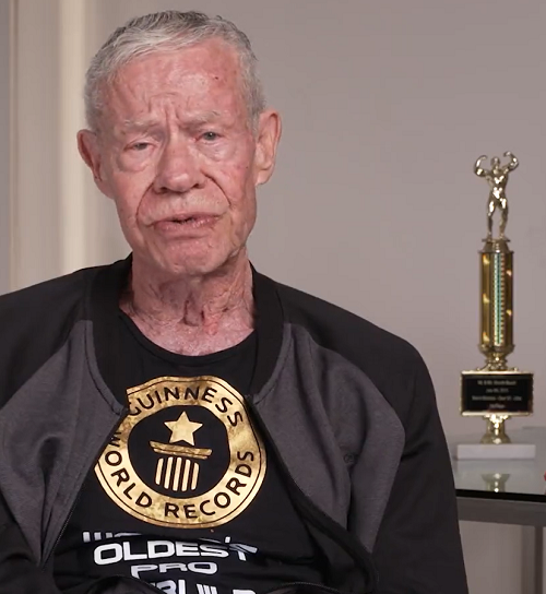 Hoje vivendo em Los Angeles, ele diz não se impressionar com o próprio físico, mas se acha motivado a continuar participando de competições para a terceira idade.