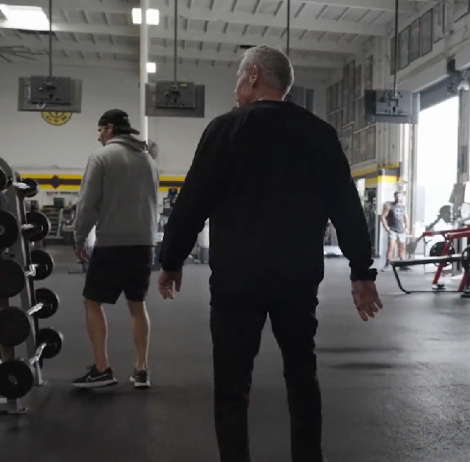 Jim tem 1,73 m, pesa 75 kg e compete por mais de 50 anos em disputas de fisiculturistas. 