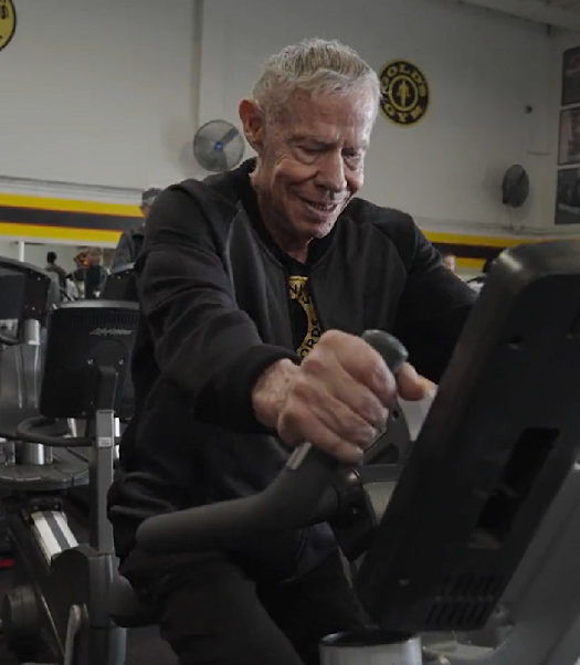 Jim Arrington já é bisavô e mantém uma rotina de ir à academia três vezes por semana.