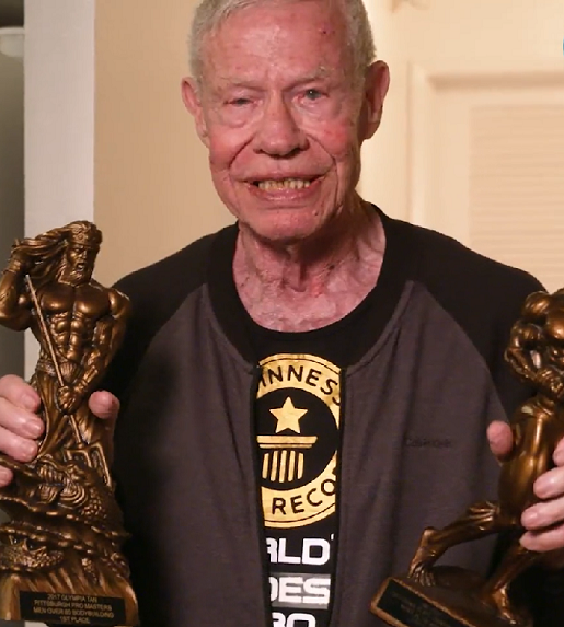 O idoso já venceu a categoria acima de 80 anos em uma competição da Federação Internacional de Culturismo e Fitness.