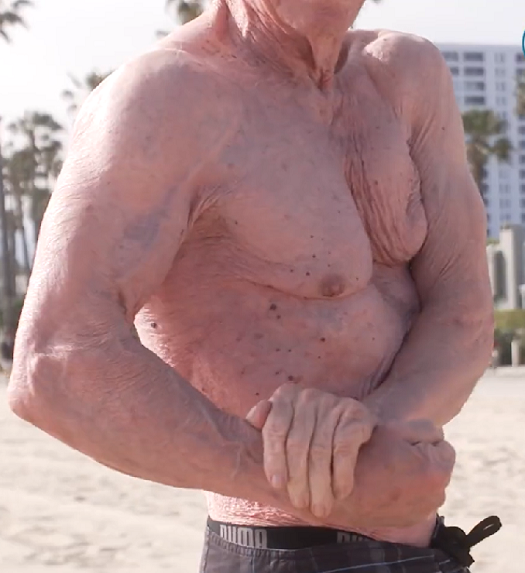 Arrington já é fisiculturista há mais de sete décadas; ele começou a pegar peso com 15 anos.