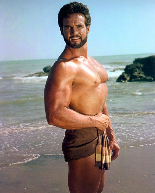 Outro nome importante foi Steve Reeves, que se tornou uma sensação de Hollywood e um ícone fitness nas décadas de 1940 e 1950.