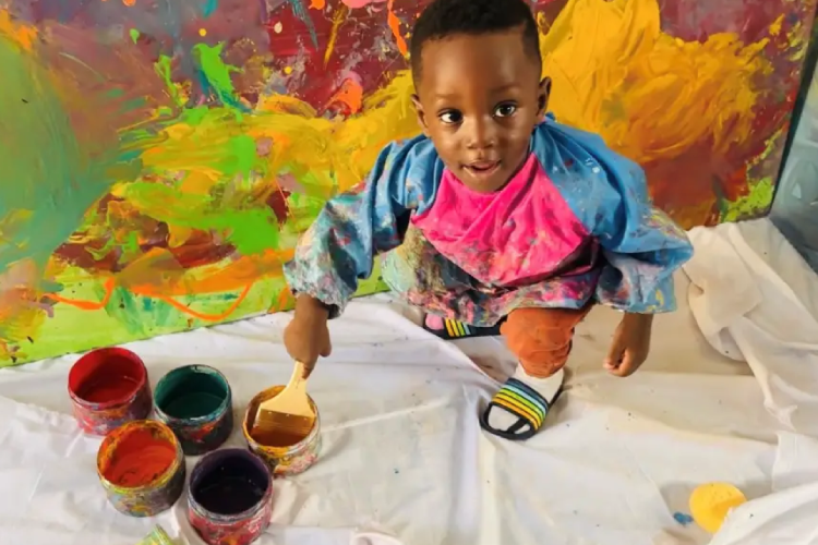 Ace-Liam, de 1 ano e 253 dias, nascido em Gana, entrou no Guinness como o artista masculino mais jovem no mundo
