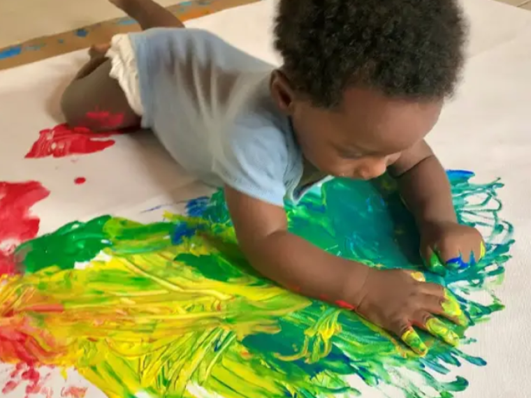 Ace-Liam, de 1 ano e 253 dias, nascido em Gana, entrou no Guinness como o artista masculino mais jovem no mundo 