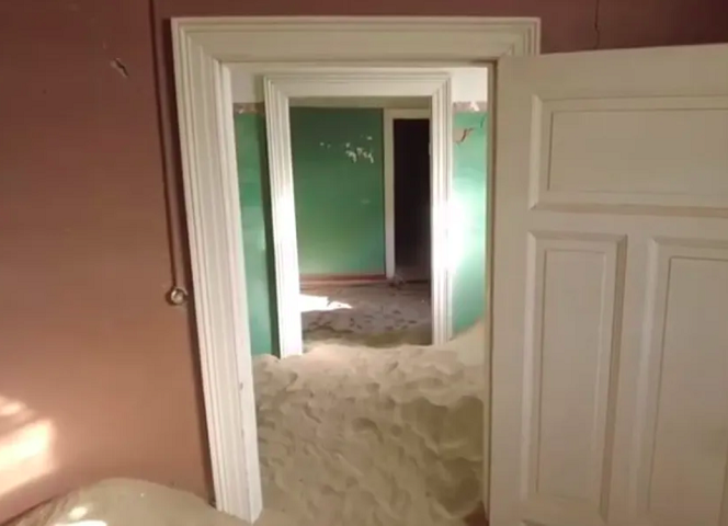 As dunas, sem ninguém para mantê-las afastadas, avançaram rapidamente e se apossaram das casas abandonadas. 