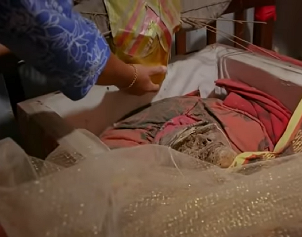 No entanto, a interação com os falecidos não se limita apenas à cerimônia manene. Na cultura toraja, é comum que as pessoas mantenham o corpo de um ente querido morto dentro de casa antes de realizarem o sepultamento.