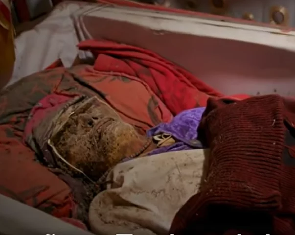 Após desenterrar os falecidos, é comum as pessoas oferecerem presentes a seus entes queridos que já se foram, como comidas e bebidas que eles apreciavam. 