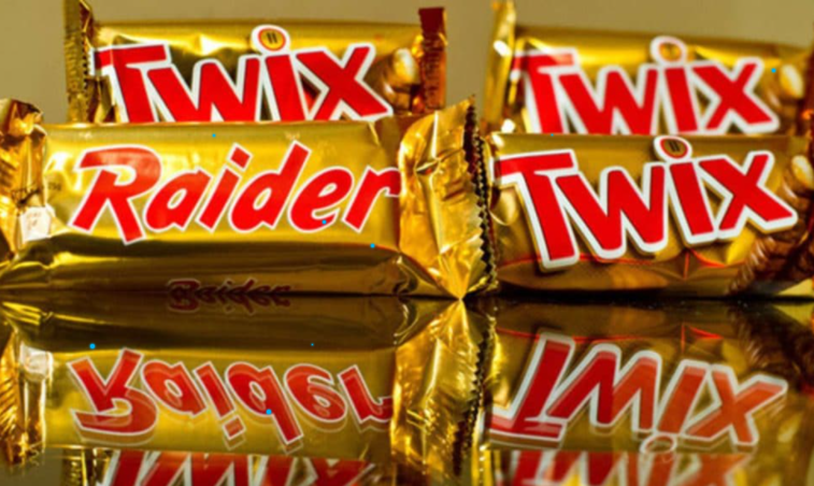 Há produtos que começam com nome diferente, mas a empresa decide universalizar a marca. O chocolate Twix, lançado em 1967 no Reino Unido (com o nome de Raider na Europa) foi introduzido nos EUA em 1979, como Twix. Em 1991, passou a ser Twix mundialmente. É produzido pela Mars. 