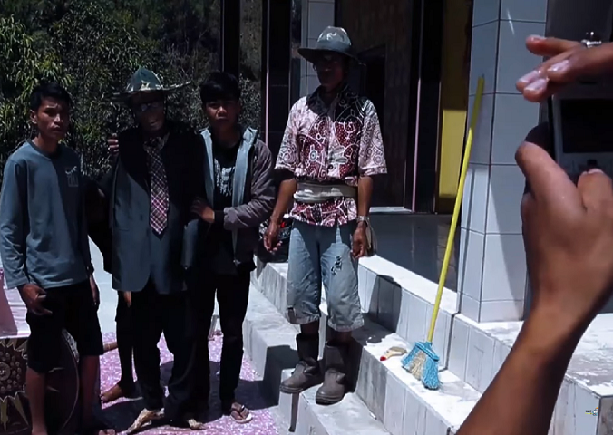 Além de criar um ambiente peculiar de descontração para várias famílias, a prática do “maneme” ainda passou a ser compartilhada por turistas curiosos que visitam a ilha.