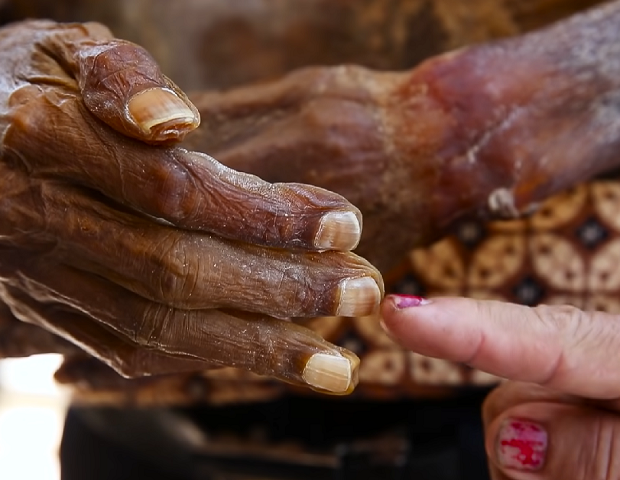 Isso ocorre devido à crença de que o espírito permanece próximo ao corpo após a morte. 