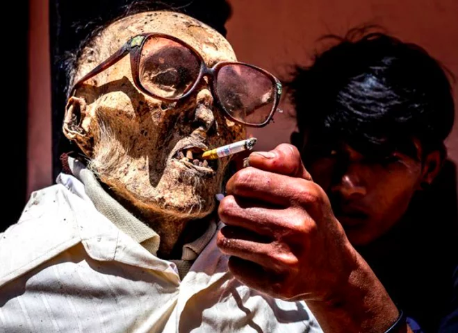 O clima é tão leve que , às vezes, os locais até acendem cigarros e os colocam na boca dos corpos sem vida.