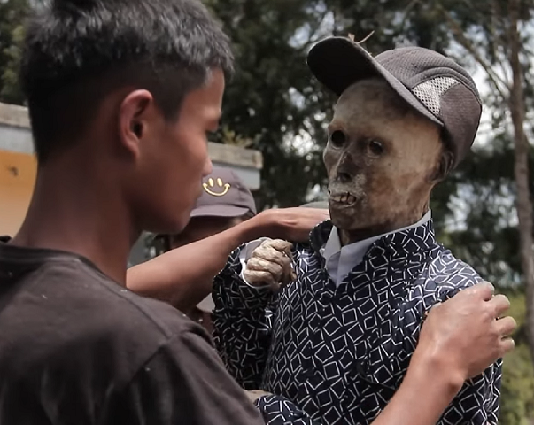 Muitas pessoas tiram fotos ao lado dos falecidos e os levam para passear pela vila. 