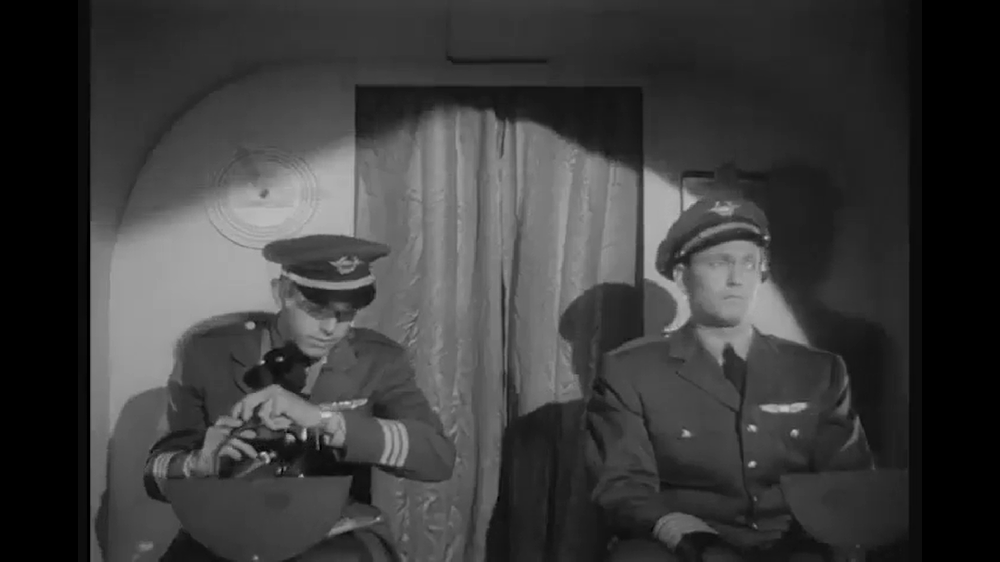 Em “Plano 9 do Espaço Sideral”, por exemplo, foi possível enxergar os cabos de sustentação que prendiam as naves espaciais, pedras de papelão e o uso de cortinas de chuveiro nas cabines de um avião.