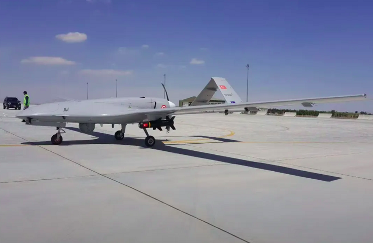 Mais recentemente, a guerra na Ucrânia popularizou o uso de um tipo de armamento automatizado chamado “munições de espera”. 