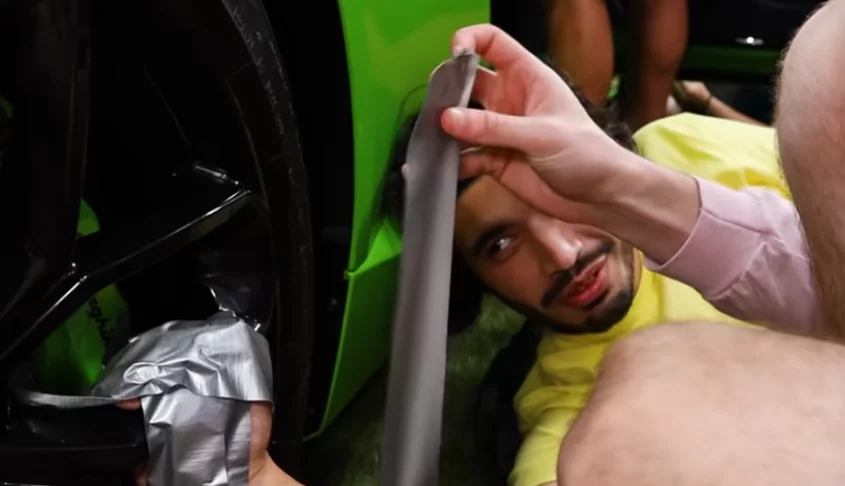 Câmeras mostravam cada momento em que alguém tirava a mão direita do veículo: desclassificado! O mais resistente levou o carro. Os outros receberam prêmios em dinheiro entre US$ 1 mil (R$ 5.550) e 40 mil (R$ 222 mil), dependendo da fase. 