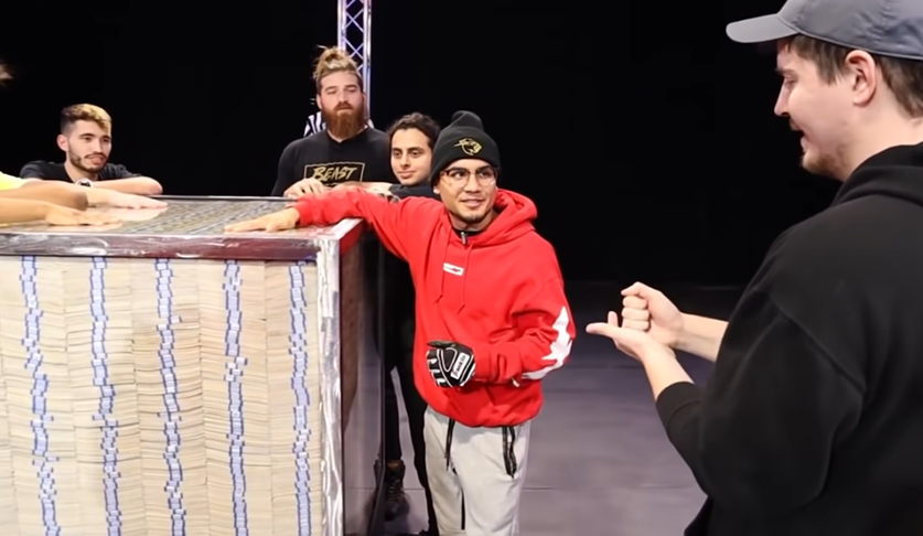 A pessoa passava dia e noite com a mão direita na pilha, se alimentava e bebia água só com a esquerda. Ficava sem dormir. Tudo para receber a bolada.  Câmeras por todos os lados detectavam os movimentos. 