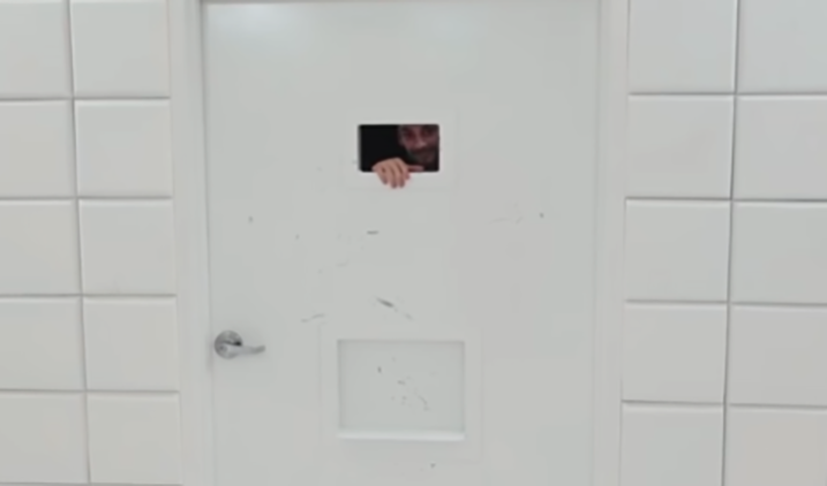 Ao perceber que loucuras rendem na internet, ele fez outros vídeos insanos: passou 50 horas em confinamento numa solitária (foto) e dirigiu pelo mesmo drive thru mil vezes