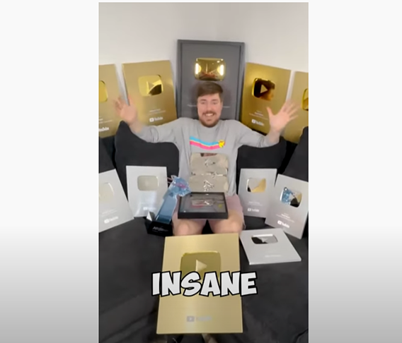Em 2022, ele fez até um vídeo que chamou de Insano mostrando que tinha mais de 20 bilhões de views e exibindo as placas que ele recebeu, uma atrás da outra, pelo supersucesso no Youtube