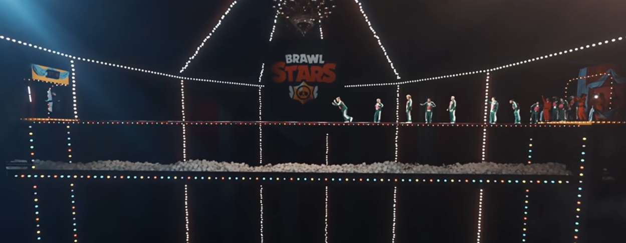 Uma megaestrutura foi montada para as provas, que incluíam cabo-de-guerra e uma ponte em que os competidores arriscavam pisar no quadrado certo ou cair numa piscina de esponjas.   