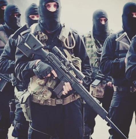 Já era famoso quando, em 1999, aos 42 anos, aceitou ir para o Haiti ajudar o Brasil a retomar uma área de milícia. Na batalha mais importante, ele teve um acerto de 100%. Cada tiro matou um inimigo. O número de baixas não foi mencionado, mas foram dezenas.