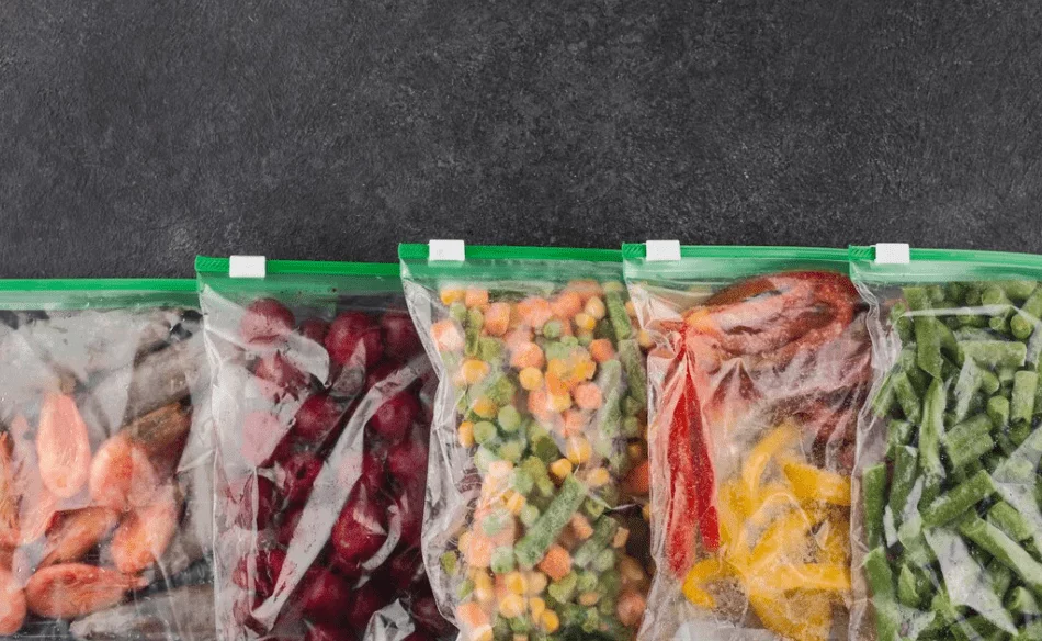 O congelamento rápido contribui para preservar texturas e sabores, sendo crucial evitar sobrecarregar o congelador para permitir uma circulação de ar eficiente. 