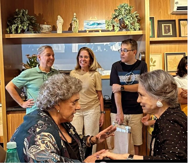 Ultimamente, Regina Duarte vem se dedicando às artes plásticas. Recentemente, ela encerrou a exposição A Natureza e Eu: Novas Descobertas , na loja Aqua Arte, em São Paulo. Dezenas de pessoas prestigiaram a atriz. 
