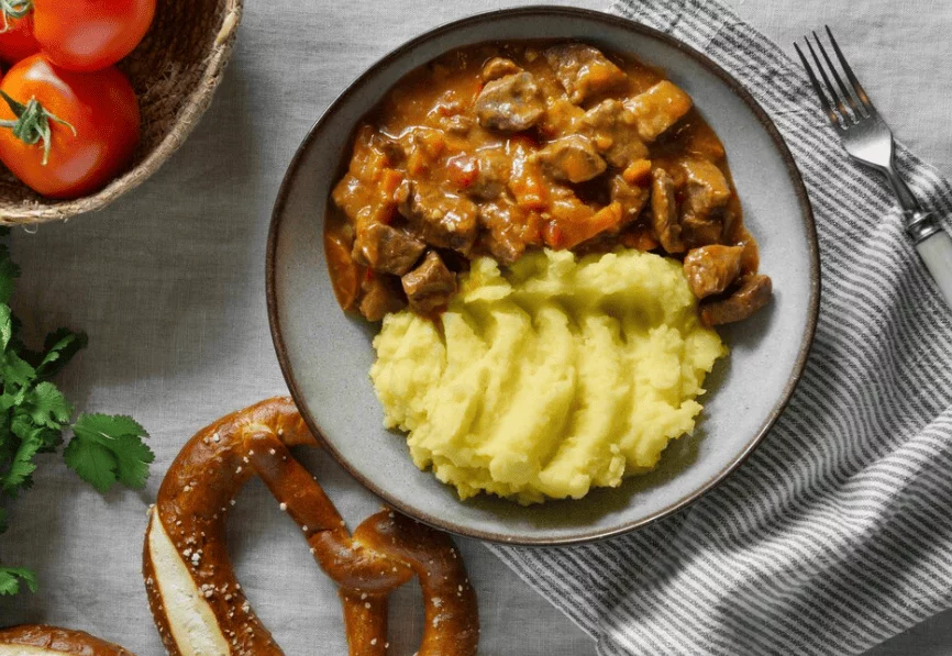 Picadinho de Carne com Purê de Batata- Congelamento: Separe carne e purê em recipientes distintos- Congelar por até: 3 meses- Descongelamento: Aqueça separadamente e misture antes de servir para manter as texturas.