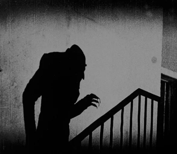 O ator Max Schrek interpretou o papel e sua atuação sombria e aterrorizante trouxe uma nova imagem para o personagem. Para evitar violação de direitos autorais, o filme fez alterações nos nomes e detalhes do livro original.