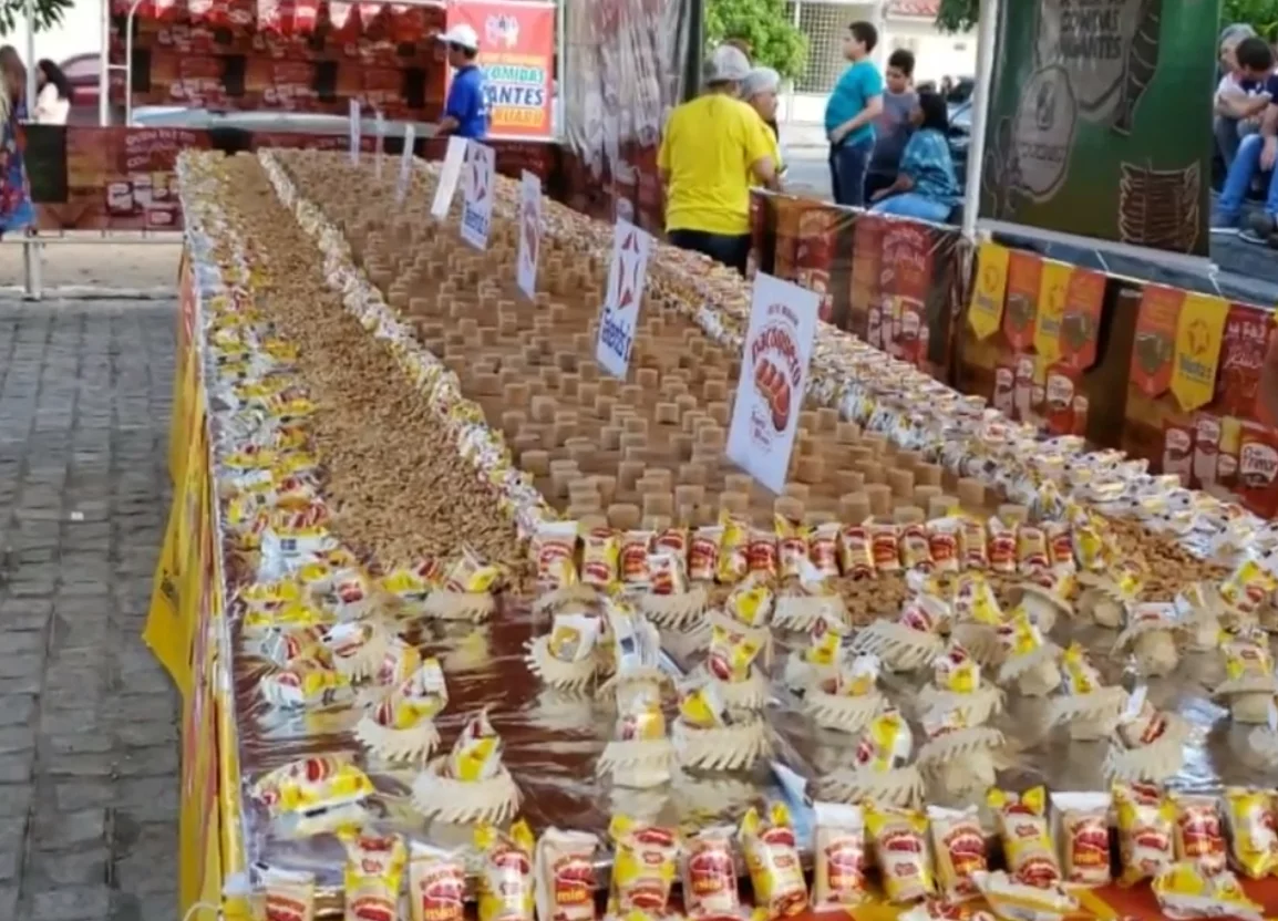 Paçoca gigante - A paçoca doce, feita com amendoim, é enorme, e decorada com...paçoquinhas!