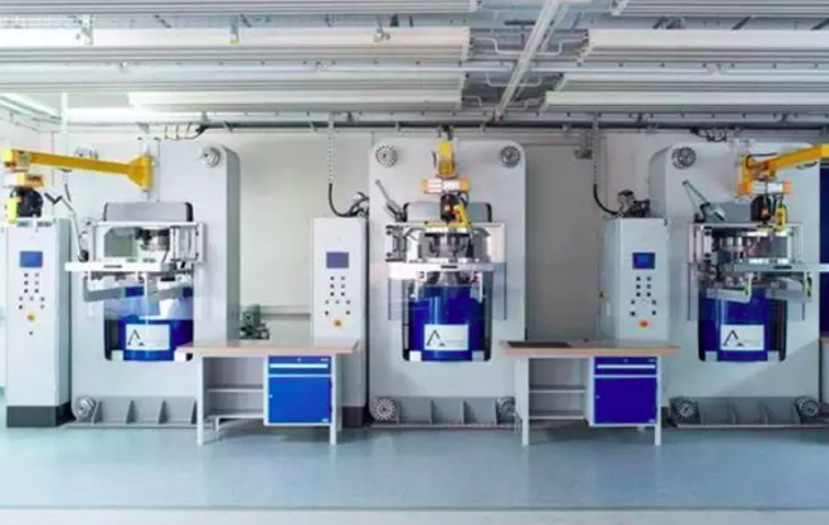 O homem investiu R$ 1,2 milhão e criou uma empresa com o próprio professor para realizar o “desejo”, a Algordanza.