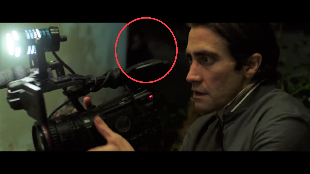 Fantasma em “O Abutre” (2014): O que parece um fantasma, na verdade é um membro da equipe que surge ao fundo, escondido nas sombras, em uma cena do filme “O Abutre”. Pelo visto não estava tão escondido assim.